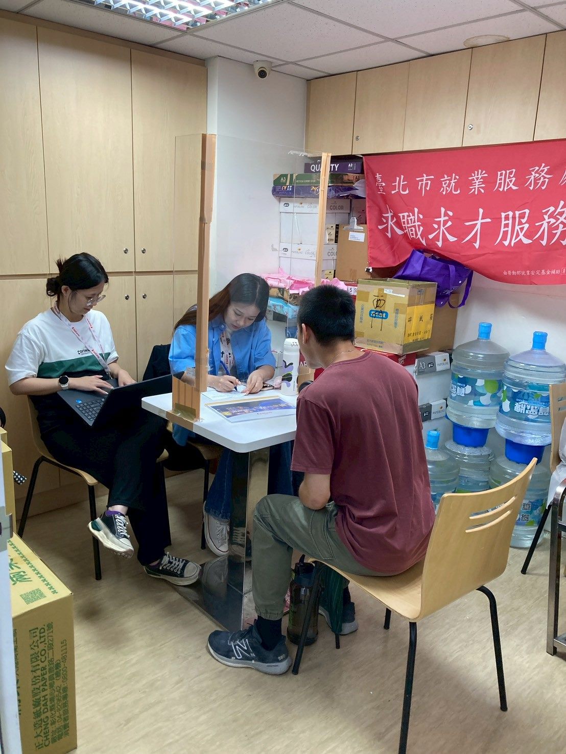 北市徵才週起跑!15家企業搶人 儲備店長月薪5萬、照服員時薪上看650元