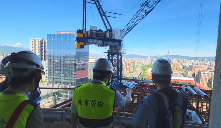 勞動局長王秋冬率勞檢處同仁前往本市營造工地巡視塔吊防颱及熱危害預防措施。