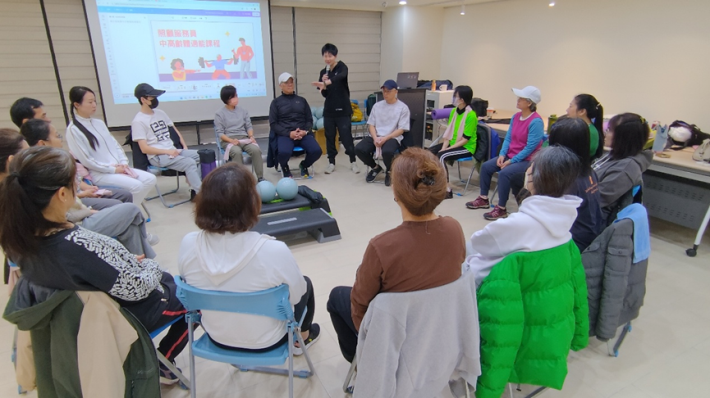 圖片說明：學員們於照服員課程學習中高齡體適能帶領技巧。