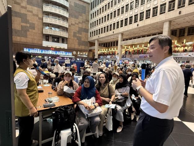 圖說2：把握候診時間，請醫生專家進行衛教講座