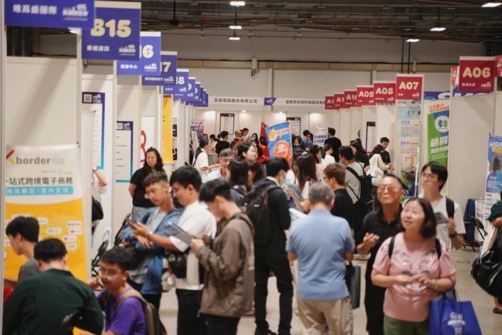 就博會展區通道吸引大量求職青年進場，現場交流與求職氣氛熱絡。