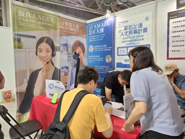 就博會展區通道吸引大量求職青年進場，現場交流與求職氣氛熱絡。