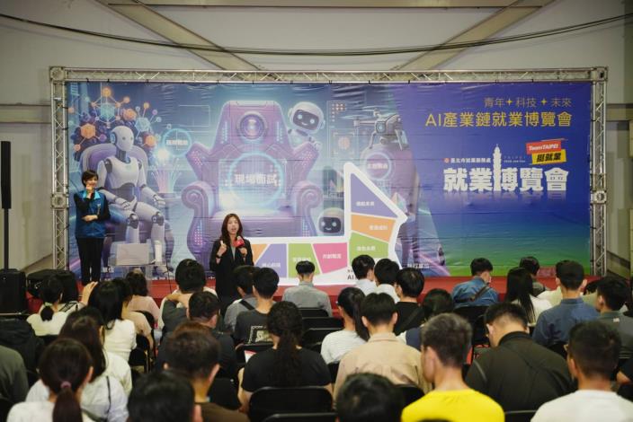 AI 主題講座，現場吸引許多聽眾專注聆聽講師解析選才趨勢與求職工具應用。
