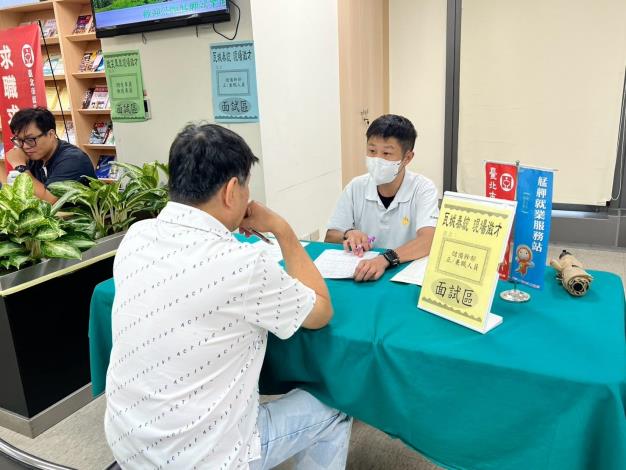 圖示二:北市勞動局就業服務處8月25日至8月28日,共邀集20家知名企業於各就服站舉辦現場徵才活動,提供937個工作機會。