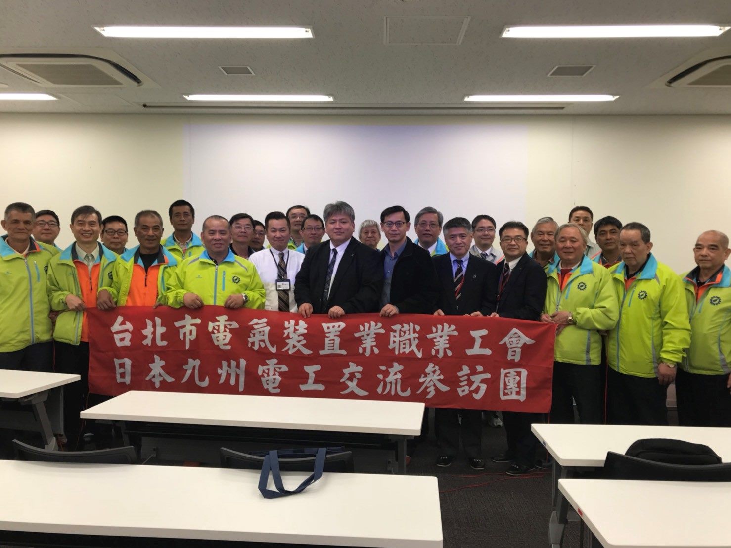 圖左：電氣工會與勞檢處一同赴日與九州電工交流，了解日本電機最新技術。