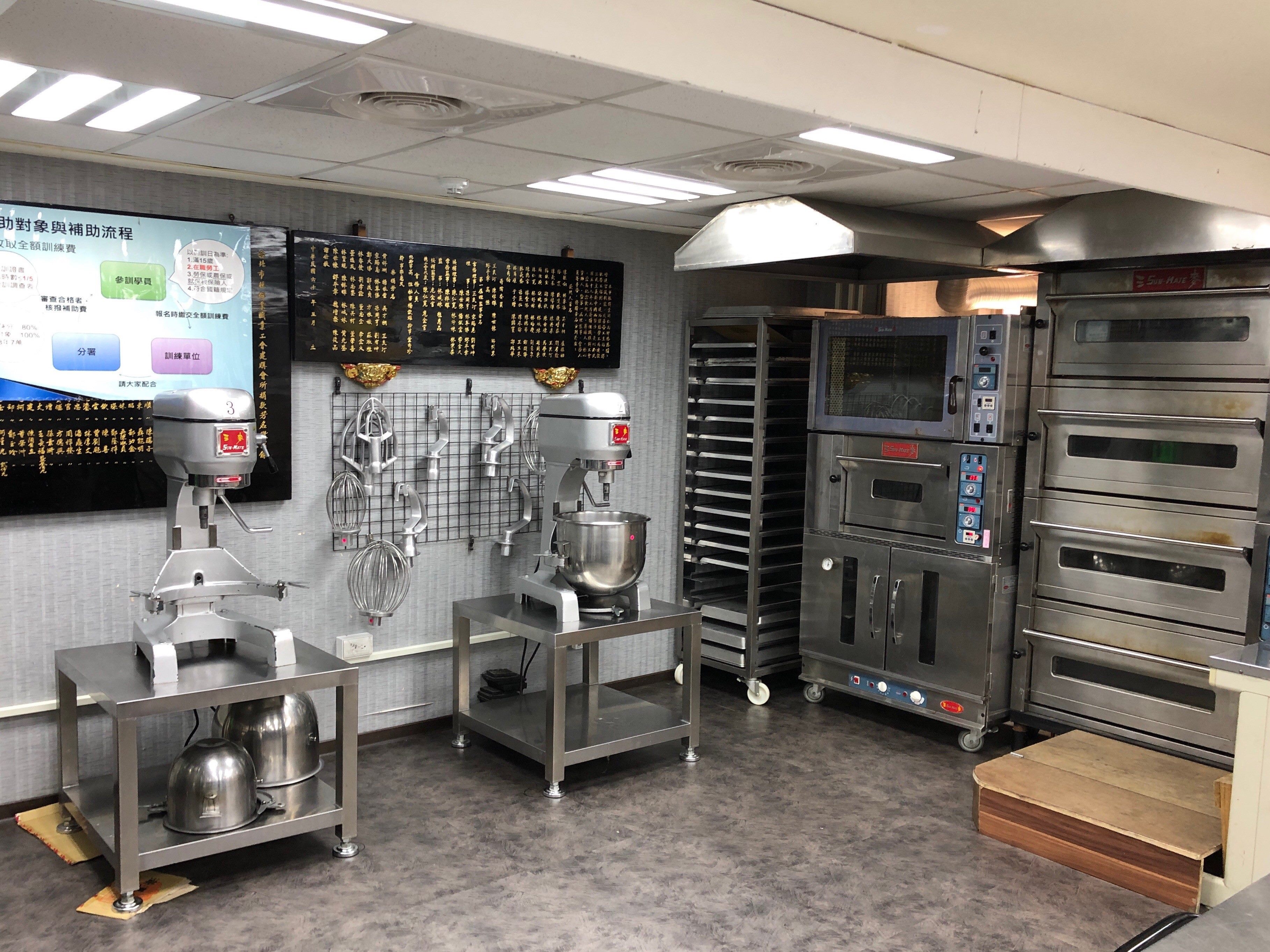 圖2-糕餅工會於2014年，拆掉理事長辦公室後，斥資近300萬元打造標準烘焙教室。（圖片提供/邱璟綾）