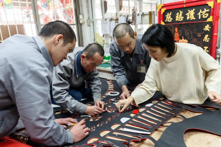 成若涵指導受刑人創作燈節紙雕作品,讓他們一起參與公共活動