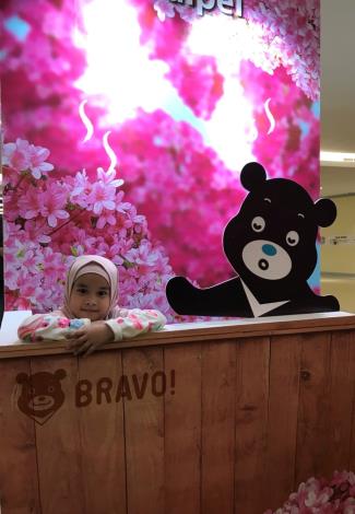 印尼小朋友在拍照體驗區與熊讚一起泡溫泉