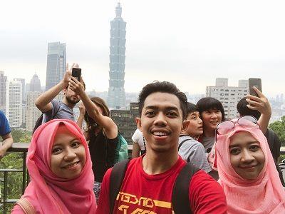 來自印尼的穆斯林學生諾菲Novi_Irmania(左)與友人一起登上象山步道_眺望臺北市景色