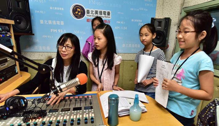 臺北電臺辦理暑期廣播體驗活動，由資深廣播人於錄音間實地解說.JPG