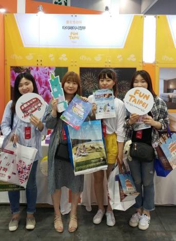 4韓國民眾於臺北展區打卡可獲得限量北市特色紀念品，參加遊戲更有機會抽中機票及神秘大獎！