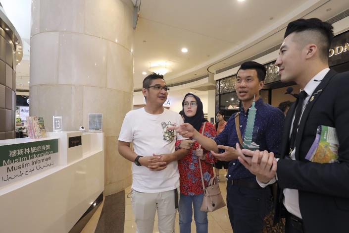Pasha首次造訪台北101大樓，驚呼穆斯林友善服務櫃臺的貼心。
