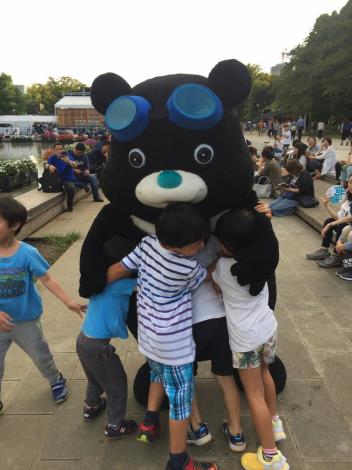 臺北市吉祥物熊讚與日本民眾熱情互動