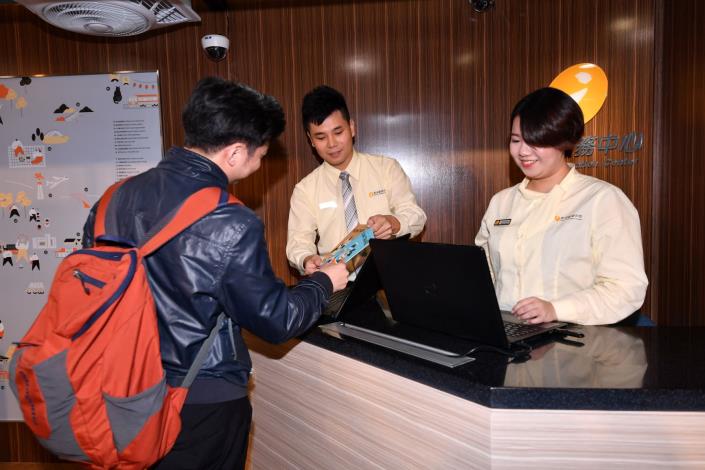 親切專業的旅服員為旅人提供完整的旅遊諮詢服務.JPG