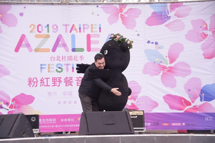 熊讚頭戴花圈與鄧家基副市長擁抱，熱情滿滿~