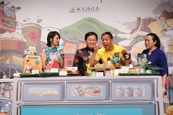 面對滿桌台北美食,Mikey迫不及待大快朵頤,直呼好吃.JPG