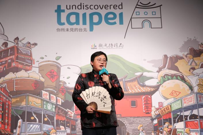 觀傳局長劉奕霆穿上唐裝化身說書人，在記者會現場帶領大家進入臺北的驚奇世界。.JPG