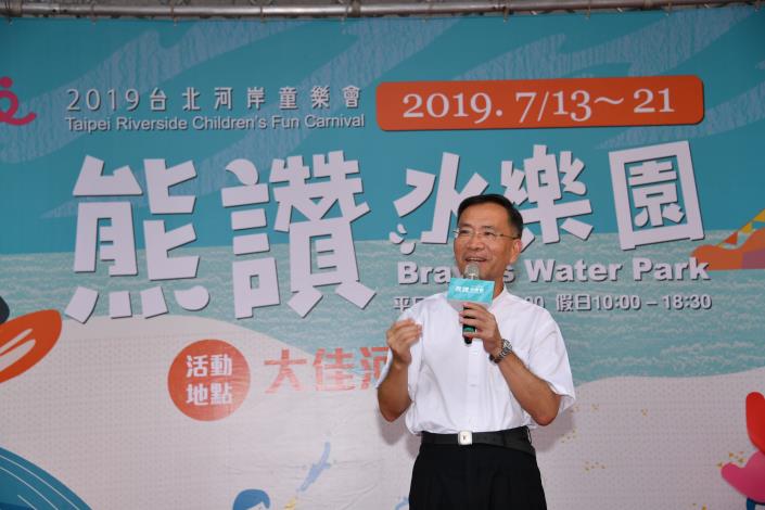 台北市副市長蔡炳坤向市民推薦暑期由市府主辦旳各項親水活動。.JPG