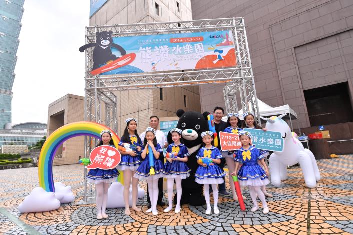 台北市副市長蔡炳坤（後排左一）、熊讚、觀光傳播局局長劉奕霆及小朋友開心邀請大家參加「2019台北河岸童樂會」各項活動。.JPG