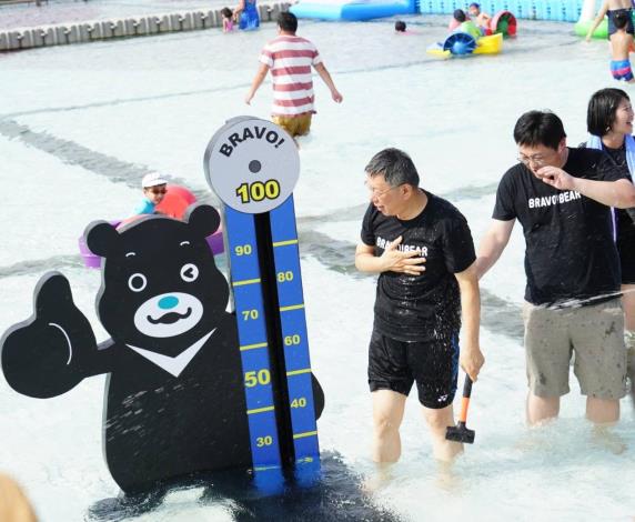 台北市長柯文哲體驗大力熊讚遊樂設施後直呼好玩。