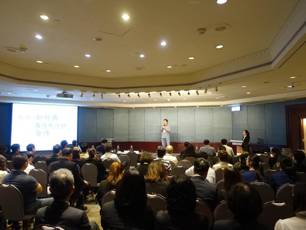 台灣旅行業國民旅遊發展協會理事長朱永達向業者說明「旅館如何與國內旅行社合作」.JPG