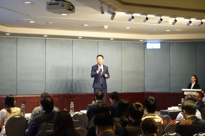 台灣入境旅遊協會理事長王全玉向100位旅館業者講述「如何突破行銷困境」.JPG