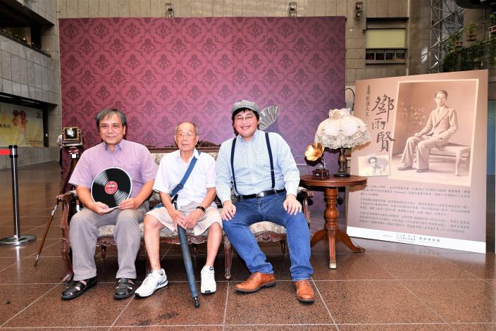 羅訪梅數位影像館羅重台先生以99歲高齡蒞臨現場，左為台灣鄧雨賢音樂文化協會理事長鄧泰超，右為觀光傳播局局長劉奕霆