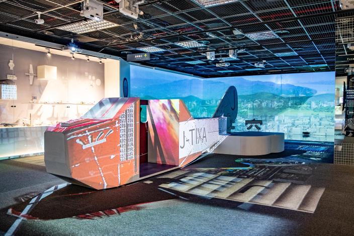 本次特展二樓設有近6公尺日治時期第一座臺人集資購買的飛機臺北號，民眾可透過VR鳥瞰臺北
