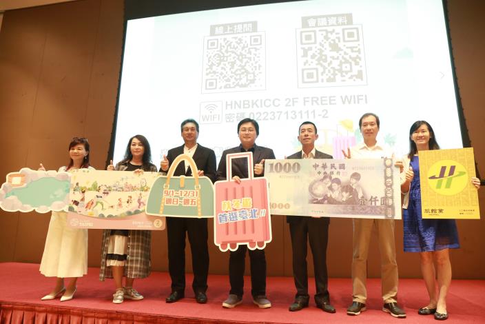 說明會來賓合影(由左至右)分別為台北市溫泉發展協會周水美理事長、台灣觀光協會東南亞市場林玉華召集人、台灣旅行業國民旅遊發展協會朱永達理事長、臺北市政府觀光傳播局劉奕霆局長、台北市旅行商業同業公會吳志健理事長、經濟部中部辦公室許正宗副主任、觀光傳播局陳雅慧科長