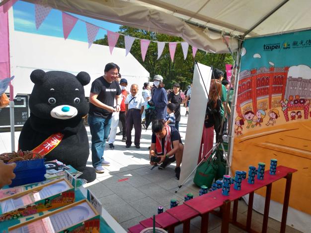 Taiwan_Plus_劉奕霆局長與熊讚一同體驗Taiwan_plus攤位的套圈圈活動。