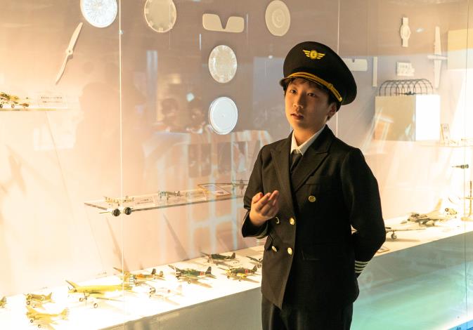 興雅國小六年級李秉洋小朋友導覽「世界天空臺北」特展
