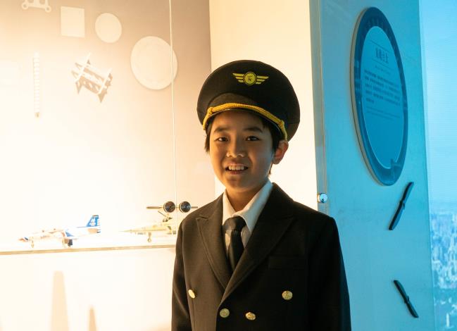 安和國小四年級賴弘雄小朋友為大家介紹雷虎小組的飛機