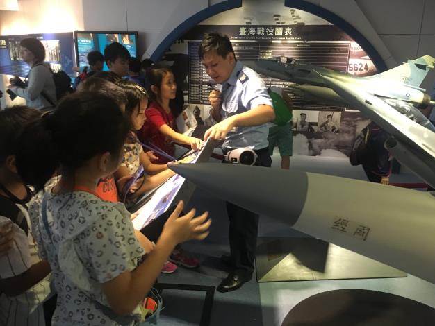 台北探索館小志工研習營參觀國防部空軍司令部部史館由黃文科上士班長擔任導覽.JPG