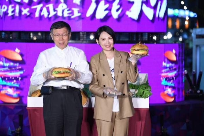 柯文哲與魏如萱聯手製作漢堡，為臺北跨年活動揭開序幕。