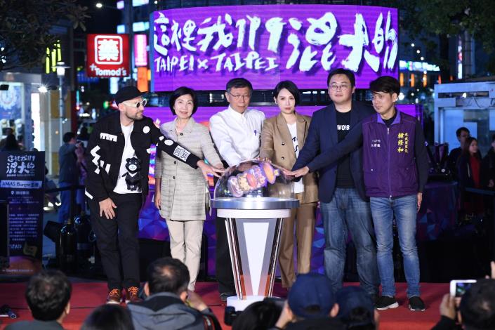 柯文哲帶領跨年活動嘉賓，一起點亮臺北耶誕主燈及綿延3,000公尺的街道燈