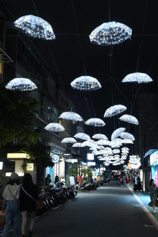 跨年前期活動「TaipeiXmas」，處處都是打卡點，怎麼拍都好看。