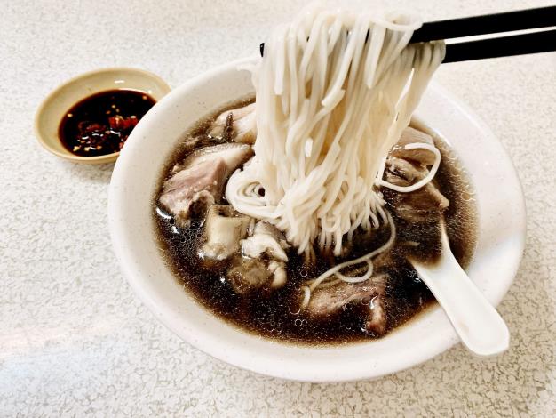 冷冷的冬天，不妨跟著「『熊比登』美食地圖」，來碗香氣四溢的熱湯。
