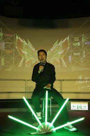 南港主展演區設計藝術家李文政使用孔雀燈(如圖)、燈管、檳榔攤燈具等臺灣獨特燈具，創造出超臺的展風神主燈