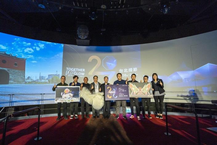 2020台北燈節主視覺暨東西區主燈今正式對外公佈，臺北市副市長蔡炳坤(中)、副秘書長簡哲宏(左4)、觀光傳播局局長劉奕霆(右4)、副局長李麗珠(右1)、西區主燈設計師林舜龍(左3)、東區主燈設計師李文政(右3)、主展演區設計總監馮建彰(左2)、共同策展人建築師王士芳(左1)、主視覺設計團隊白輻射影像總監洪鈺堂(右2)於記者會後合影。