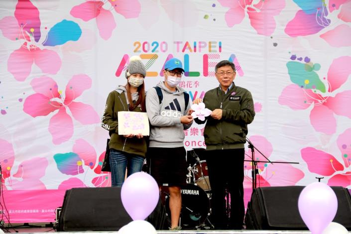 市長加碼贈送幸運民眾杜鵑花季約定胸章