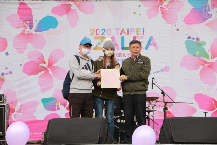 市長親手製作杜鵑花絹印帆布袋贈送現場幸運觀眾
