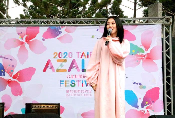 空靈歌手白安接力獻唱，現場民眾沈醉浪漫氛圍。