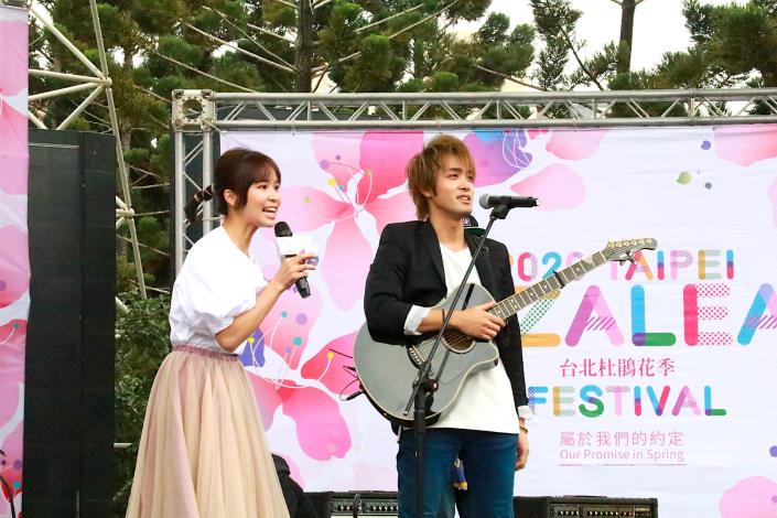 歌手稻村壤治獻唱多首經典中、日文歌曲。
