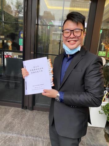 飯店負責人研讀旅館防疫手冊，逐一註記並請所有員工熟記在心、照表操課。