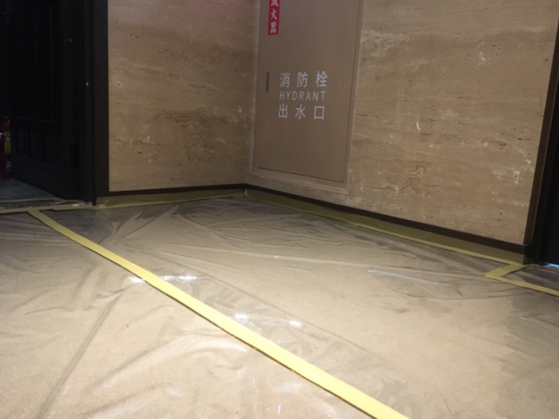 D旅館走廊用塑膠地墊包覆，每日固定時間用消毒水消毒。