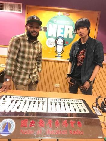 直播活動邀請印尼移工樂團R.O.R Band主唱Muhammad Taufan(左)、吉他手Adi Cahya Renaissance(右)演唱。