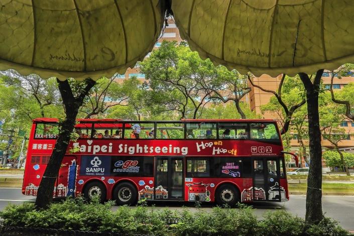 入住安心旅宿消費每滿1,000元，將限量贈送雙層觀光巴士24小時兌換券