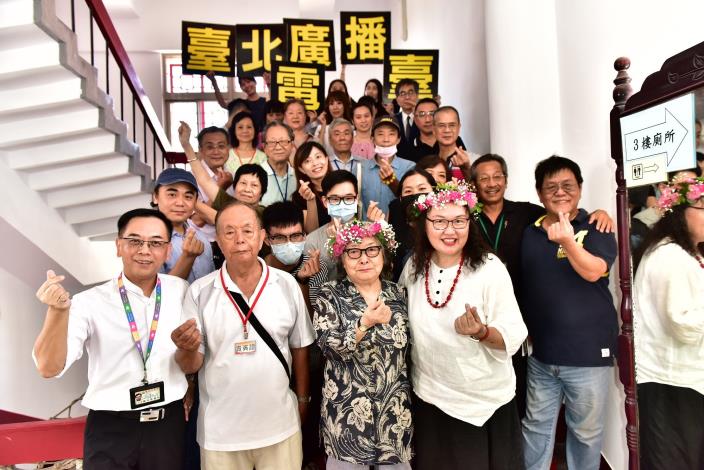 臺北廣播電臺臺長陳慈銘率領電臺員工與貴賓一同歡慶臺北電臺59週年臺慶.JPG