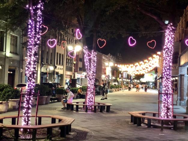 樹上懸掛愛心燈飾，一起來永樂廣場感受滿滿的粉紅氛圍