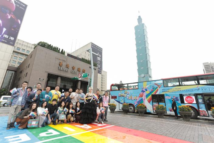 眾所期待的第2座彩虹地景「彩虹起跑線」已於926完成，成為台北新景點